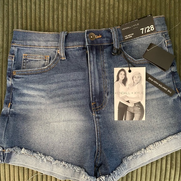 NWT. Kendall & Kylie The Drifter High Rise shorts. 7/28. - Picture 1 of 4
